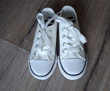 White canvas sneakers size 9