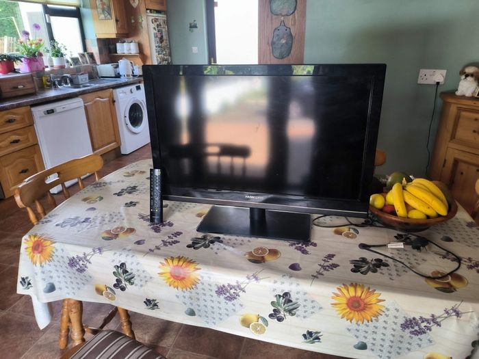 Hanspree 32" LCD TV. Usb & Hdmi (model SL32UMNBEEBBT)