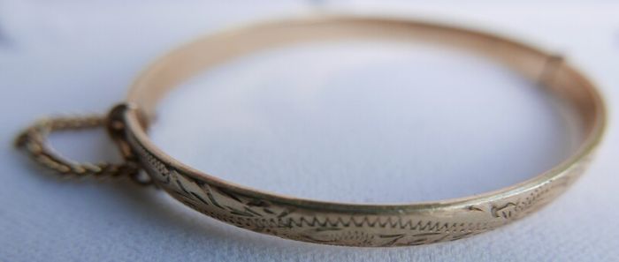 Victorian 9CT Gold B.C.  B. CORE Leaf Engraved Bangle Bracelet, Circa 1878 12,51g