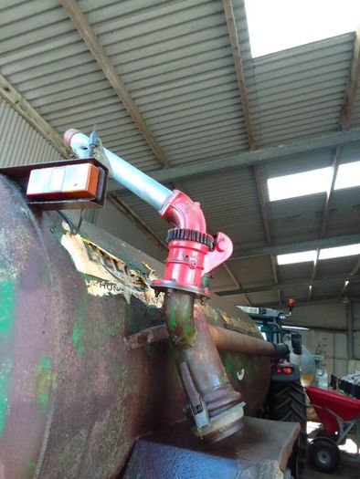 Slurry spreader with raingun
