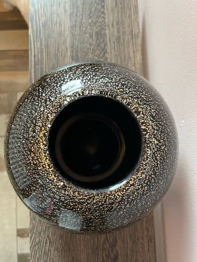 Round Stylish Vase black and gold