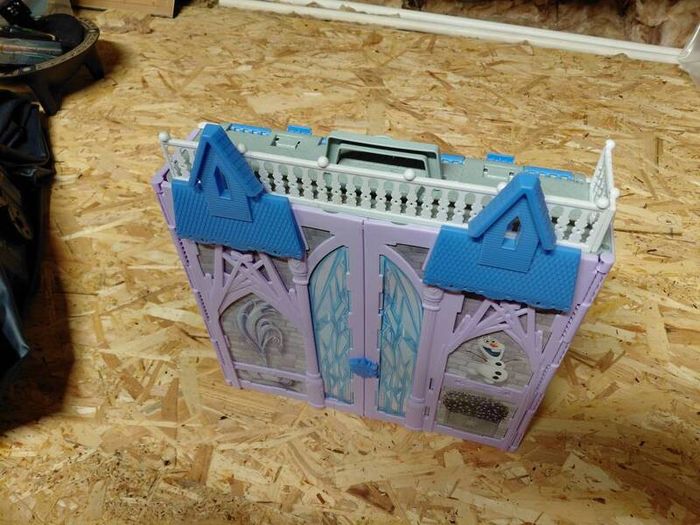 Frozen 2 Fold and Go castle