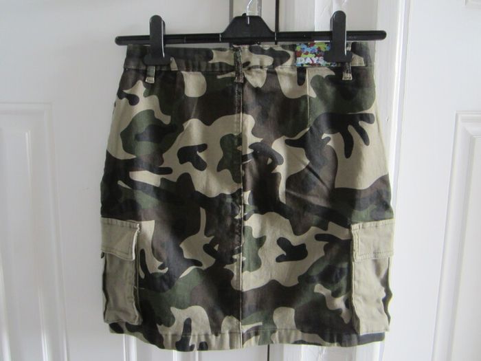 Short Green Camouflage Cargo Skirt - BNWT