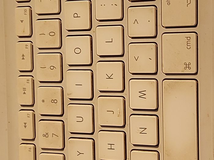 Vintage Apple MacBook, working fine and in reasonable condition for its age. No Charger