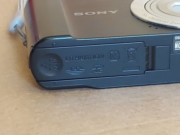 Sony Cyber-shot, Model DSC-W800, 20.1 Megapixels, 5 x optical Zoom, Battery Charged, Tested Fine, No Memory Card, Excellent Cosmetic Condition and working great