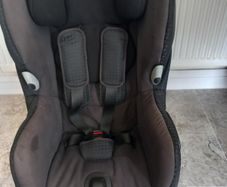Max-Axiss baby's car seat