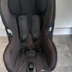 Max-Axiss baby's car seat