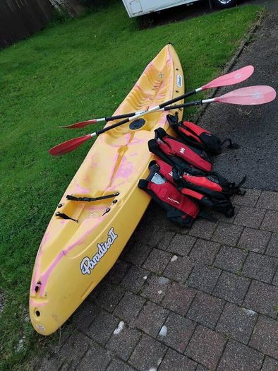 2 seater Kayak and 2 adult and 2 child life jacket