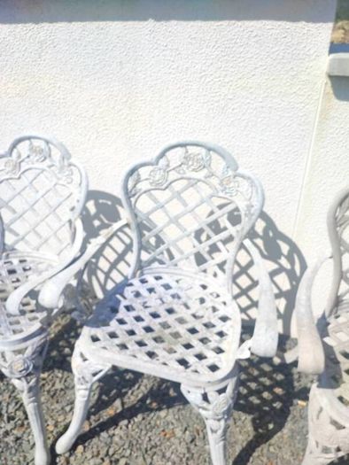 garden table and chairs