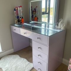 Makeup desk