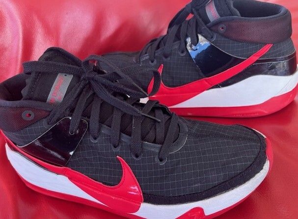 Nike Kevin Durant No 7 Laced Up Trainers Shoes Runners  Size Uk 10.5   Eu 45.5. In Very Good Used Condition. Mens Gents