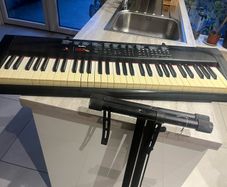 electric keyboard with stand