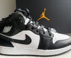 Nike Air Jordan 1 Mid SE GS Black White EU 38.5 UK 5.5 Panda Style Brand New