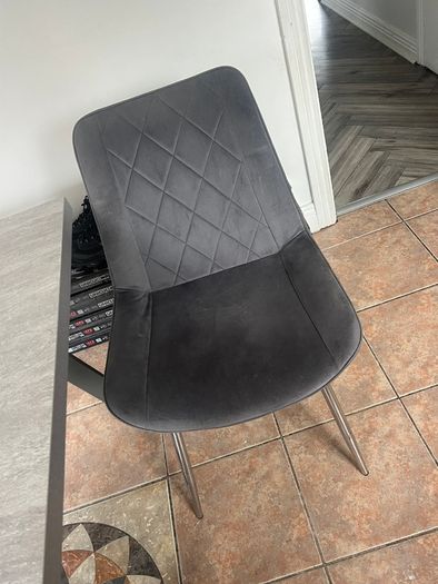 Extendable table and 5 chairs