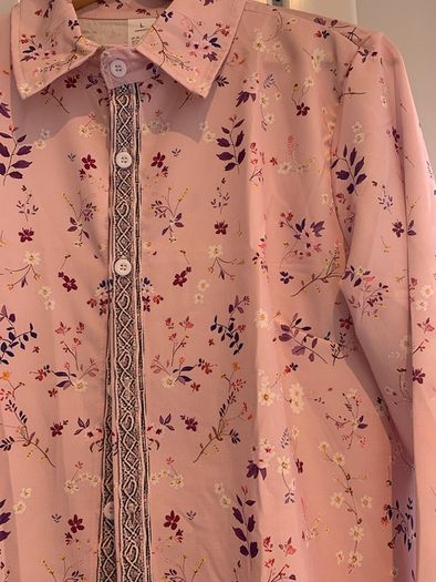 Long-sleeve floral pink blouse (L)