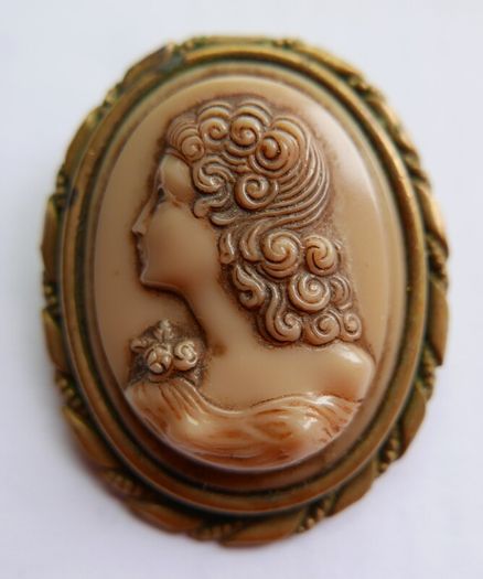 Vintage  Cameo Brooch