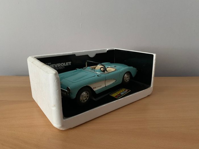 1/18 Burago Model Car Chevrolet Corvette 1957
