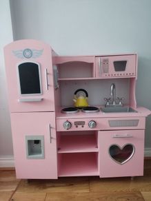 Girls pink kitchen