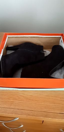 ladies ankle boots.