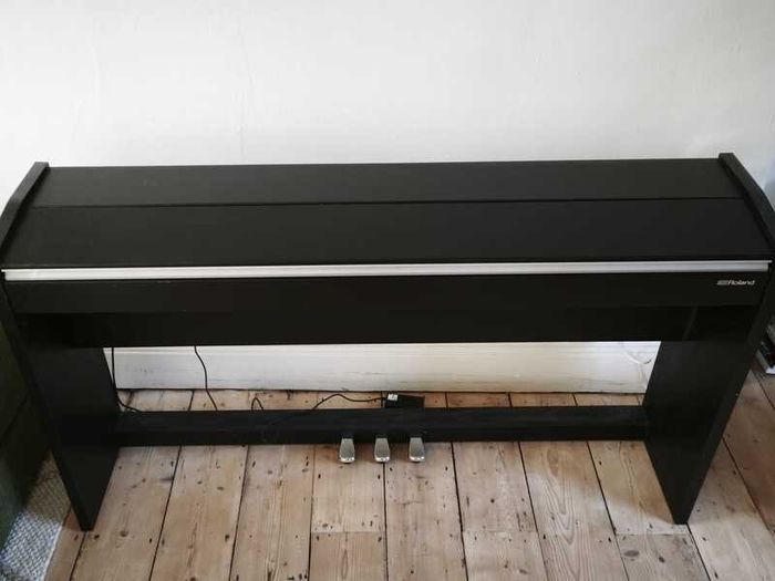 Roland F-140R Digital Piano