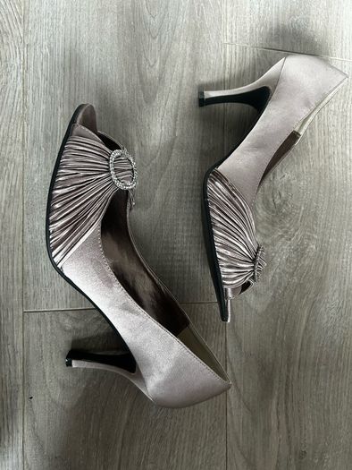 Lunar heels