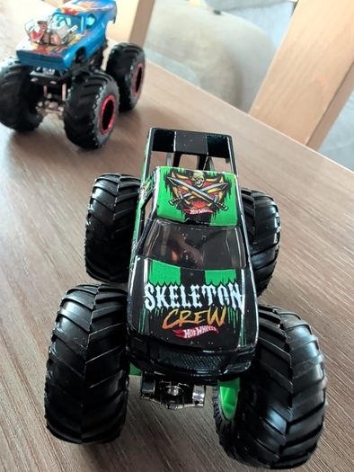 Hot wheels Monster mover with 10 Monster trucks
