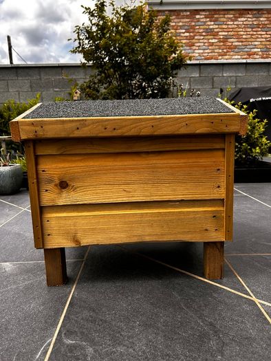 Cat box - outdoor kennel (may suit v small dog)