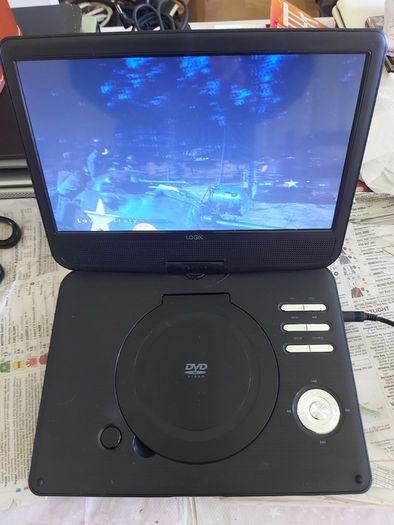 5 Portable DVD Players, all working, but no charges for them, all in very good condition
