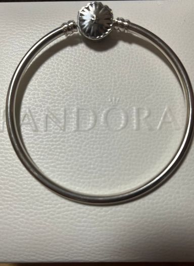 Pandora Limited Edition Pandora Moments Sparkling Snowflake Clasp Bangle-like new