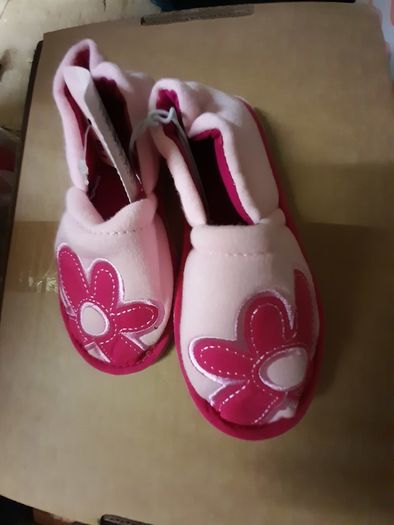 Girls slippers Size 8. Brand new