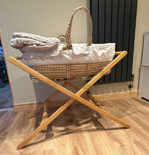 Moses basket with stand