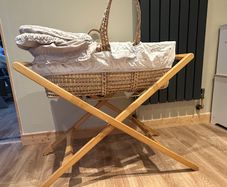 Moses basket with stand