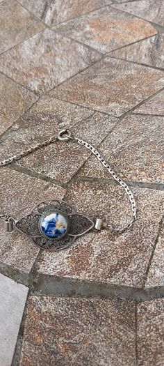Vintage jewelry is sold individually for 5 to 10 euros