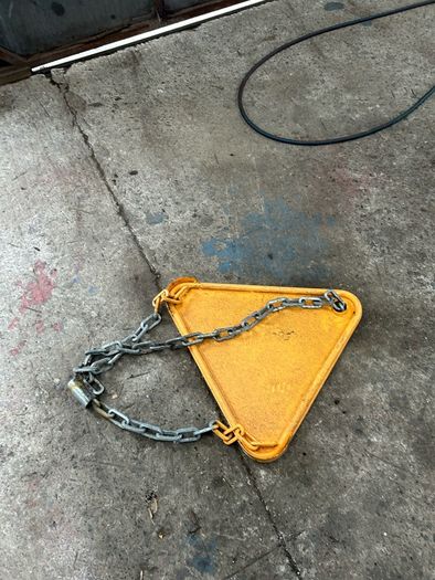Triangle wheel clamp