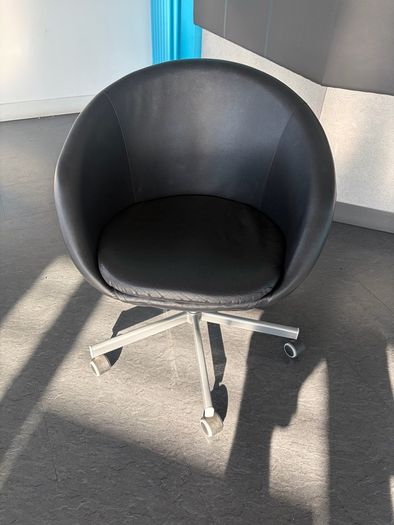 IKEA SKRUVSTA Swivel Chair in Black Faux Leather
