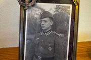 WW2 German badge and photo