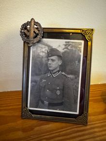 WW2 German badge and photo