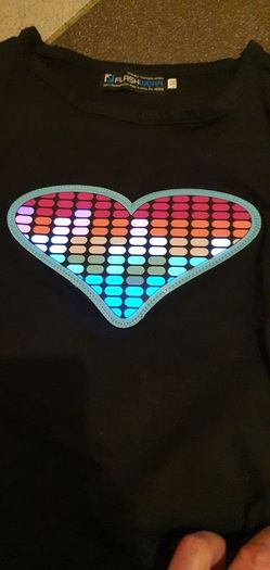 Age 8/9 Years - The HEART LIGHTS UP - A Flash Wear Tee Shirt - Super Fun to be Had - The Heart on Front Lights up Based on Sound - Read Ad for Details - E
