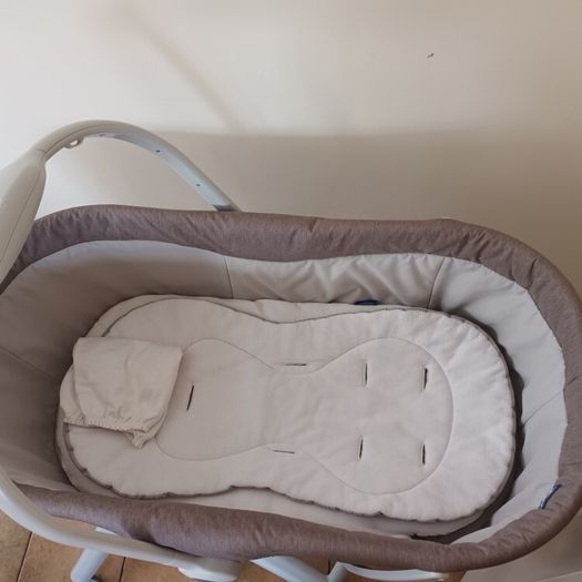 Chicco Baby Hug 4-in-1 + extra Chicco mattress.