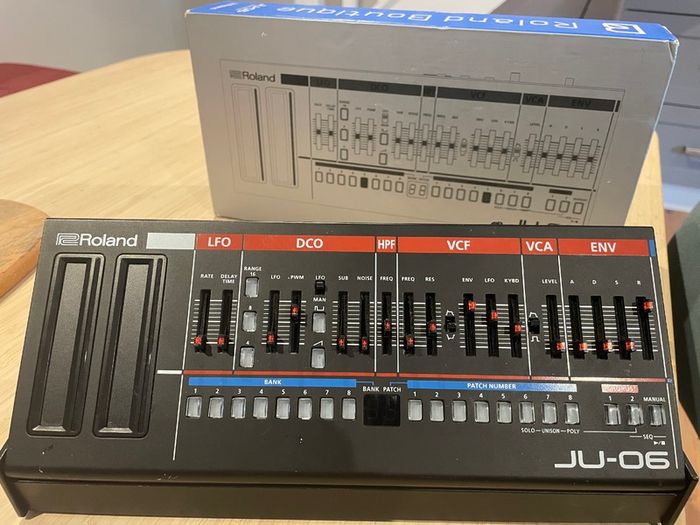 Roland JU06