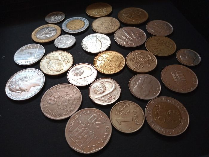 Collection of 23 international coins