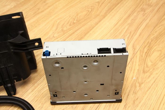 Q7 MMI 2G DVD Navigation with retainer and power cable