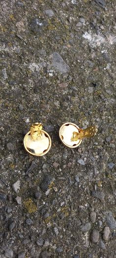 Vintage jewelry is sold individually for 5 to 10 euros