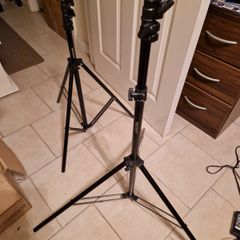 NEEWER, 2 Photography Tripods and feet and also 5ft circular Silver Light enhancer all in new condition and in lovely cases