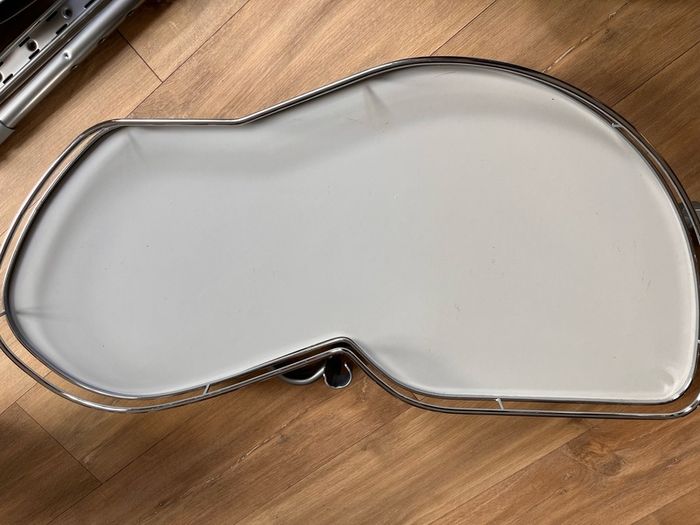 Kitchen corner press pull-out trays