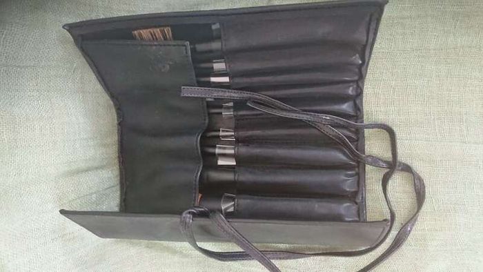 Cosmetic brushes