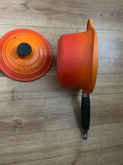 Le Creuset Cast Iron Saucepan with Wooden Handle Lovely genuine signature Volcanic colour size 18