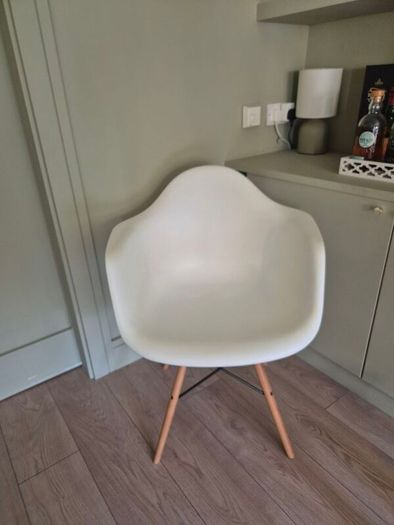 eames style bucket chair
