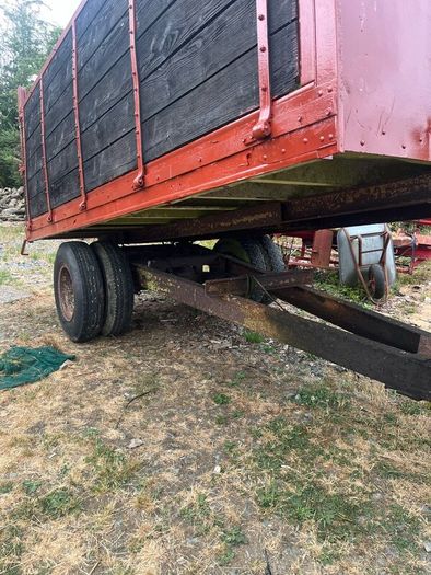 Tipping trailer 127