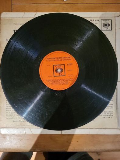 The Clancy Brothers and Tommy Makem, The Boys Wont Leave The Girls Alone
